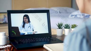生病的女人视频会议使在线咨询医生笔记本电脑病人医生疾病药物治疗视频调用远程医疗远程医疗在线医院